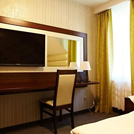 Maxima Hotel Wolanow Bagian luar foto