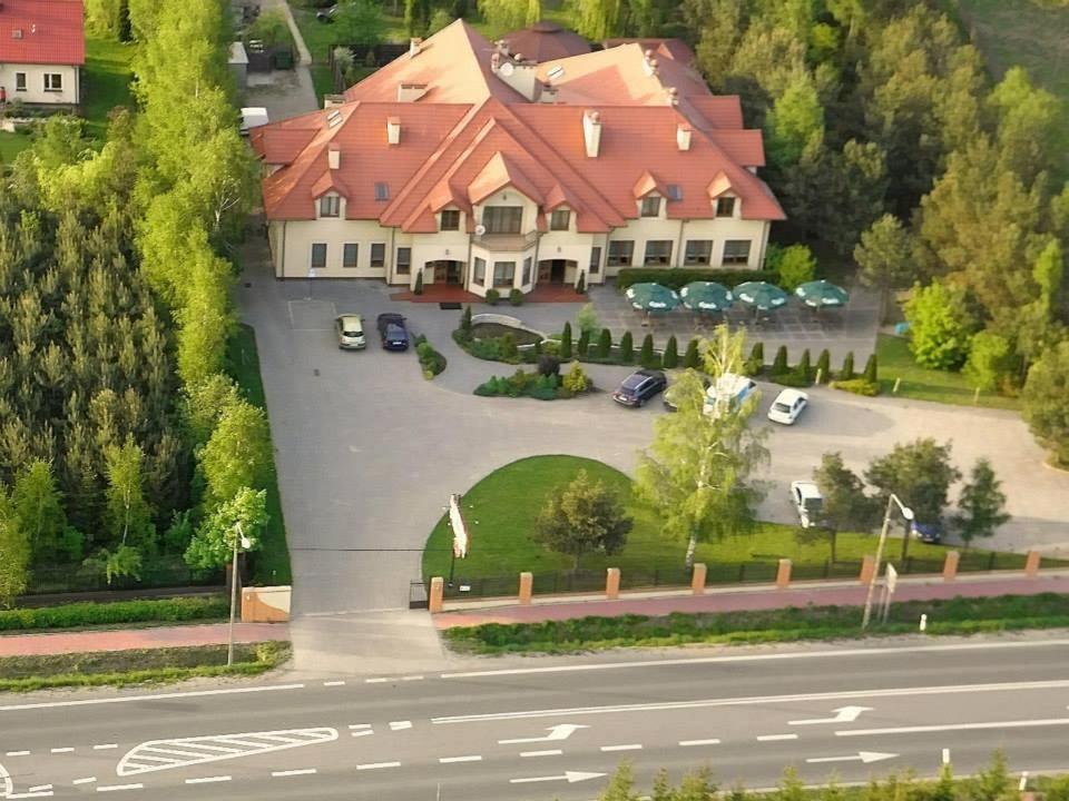 Maxima Hotel Wolanow Bagian luar foto